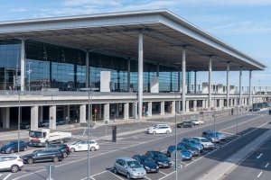 Terminal Vorfahrt am neuen Flughafen Berlin Brandenburg