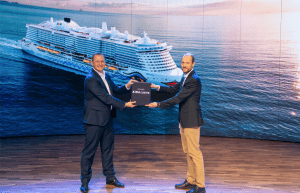 Felix Eichhorn, President AIDA Cruises, und Jan Meyer, Geschäftsführer Meyer Werft. AIDAcosma Übernahme in Bremerhaven am 21.12.2021.