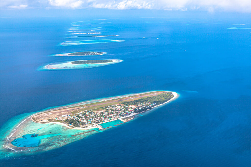 Luftaufnahme tropischer Inseln im Baa-Atoll, Malediven.