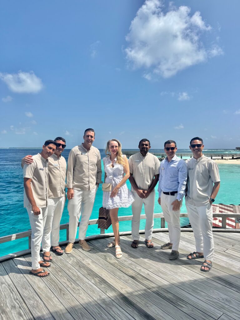 Die Crew rund um Manager Laurent Sung DJI Reynieix vom "The Westin Maldives Miriandhoo Resort" mit Feriengast Ekaterina Mucha.