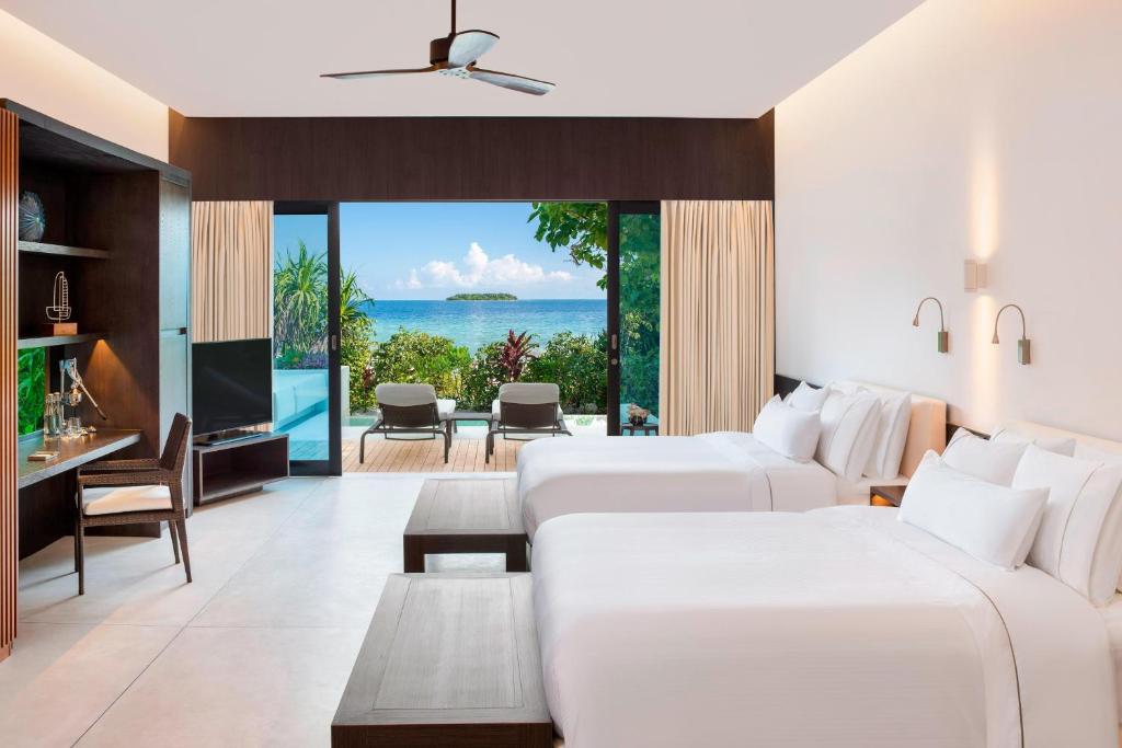 Zimmer mit Luxus-Ausstattung im Westin Maldives Miriandhoo Resort.