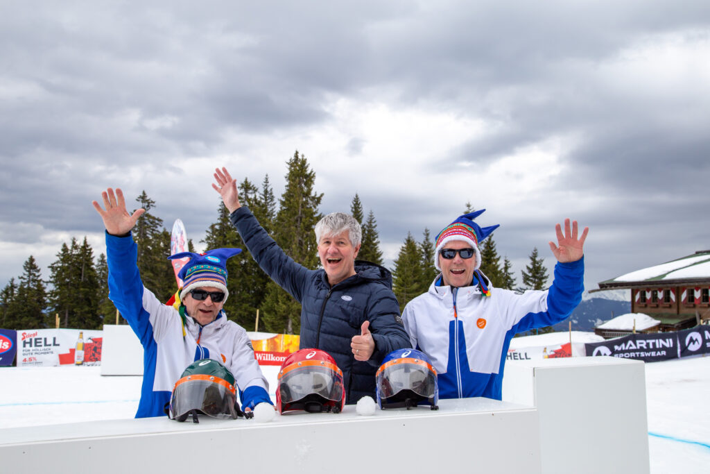 Der Filzmooser Tourismuschef Peter Donabauer (Mitte) mit den Yukigassen-Experten aus Finnland Leo Korhonen (li.) und Ari Pöyliö.