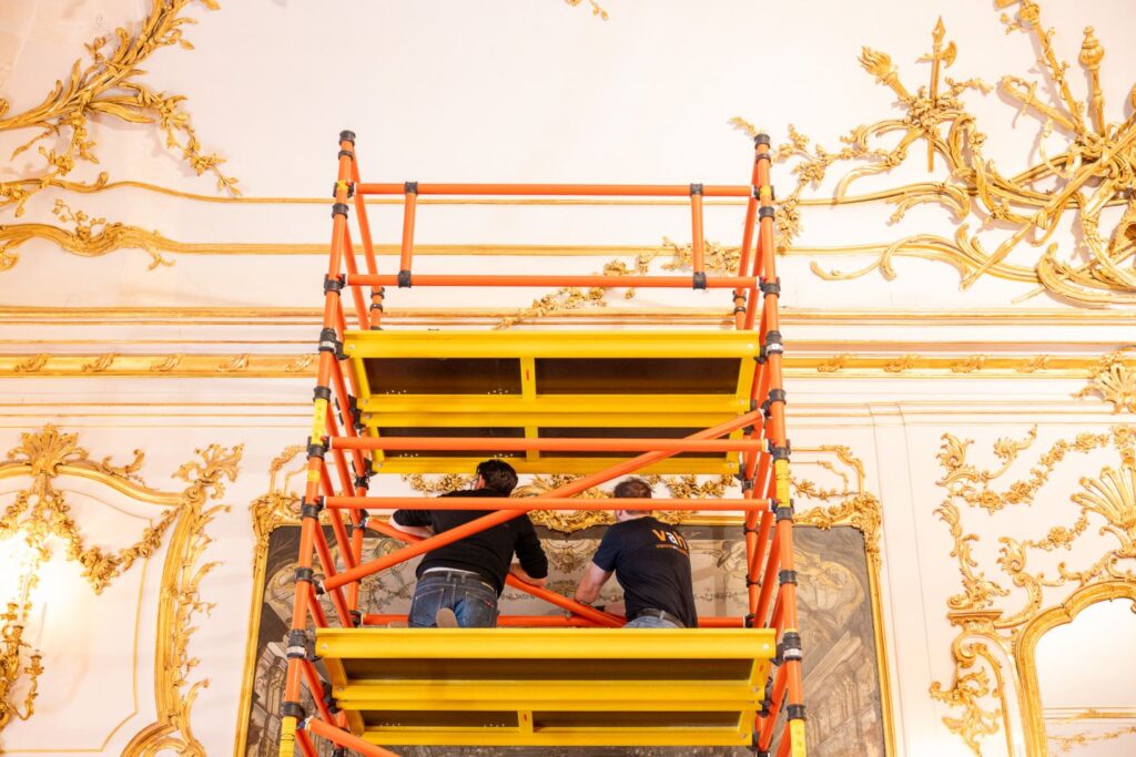 Restaurierung eines Gemäldes im Zeremoniensaal des Schloß Schönbrunn