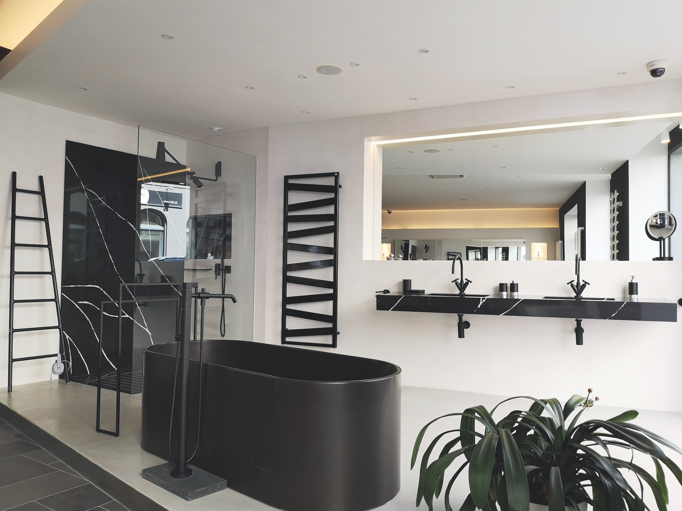 Kontrastreich mit Marmor: der Schauraum in der Möbelmeile Wien. | © KÖSE Badkultur