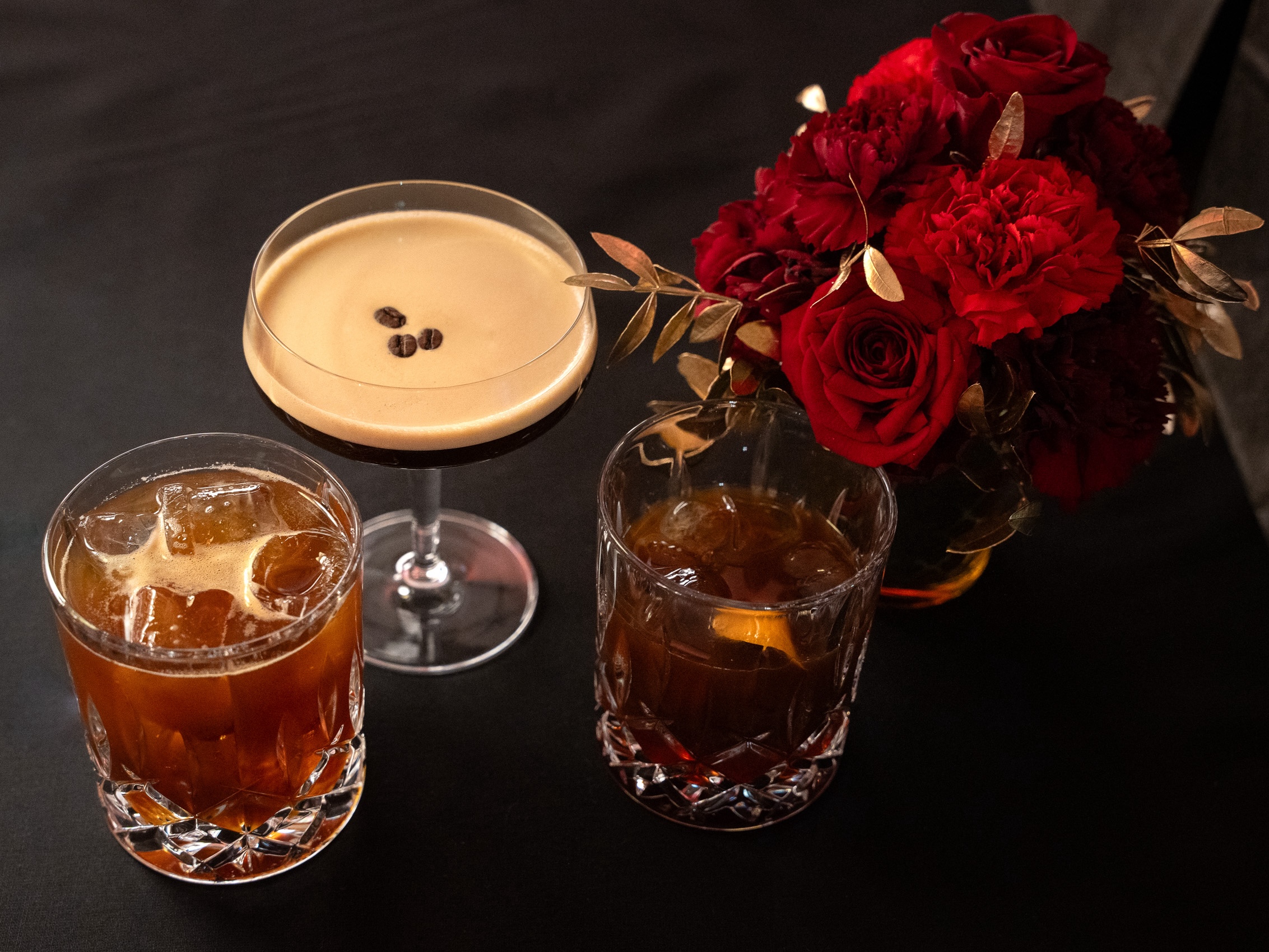 v.r.n.l.: Negroni au Café, Espresso Martini und Espresso Gin & Tonic | © Paul Breuss