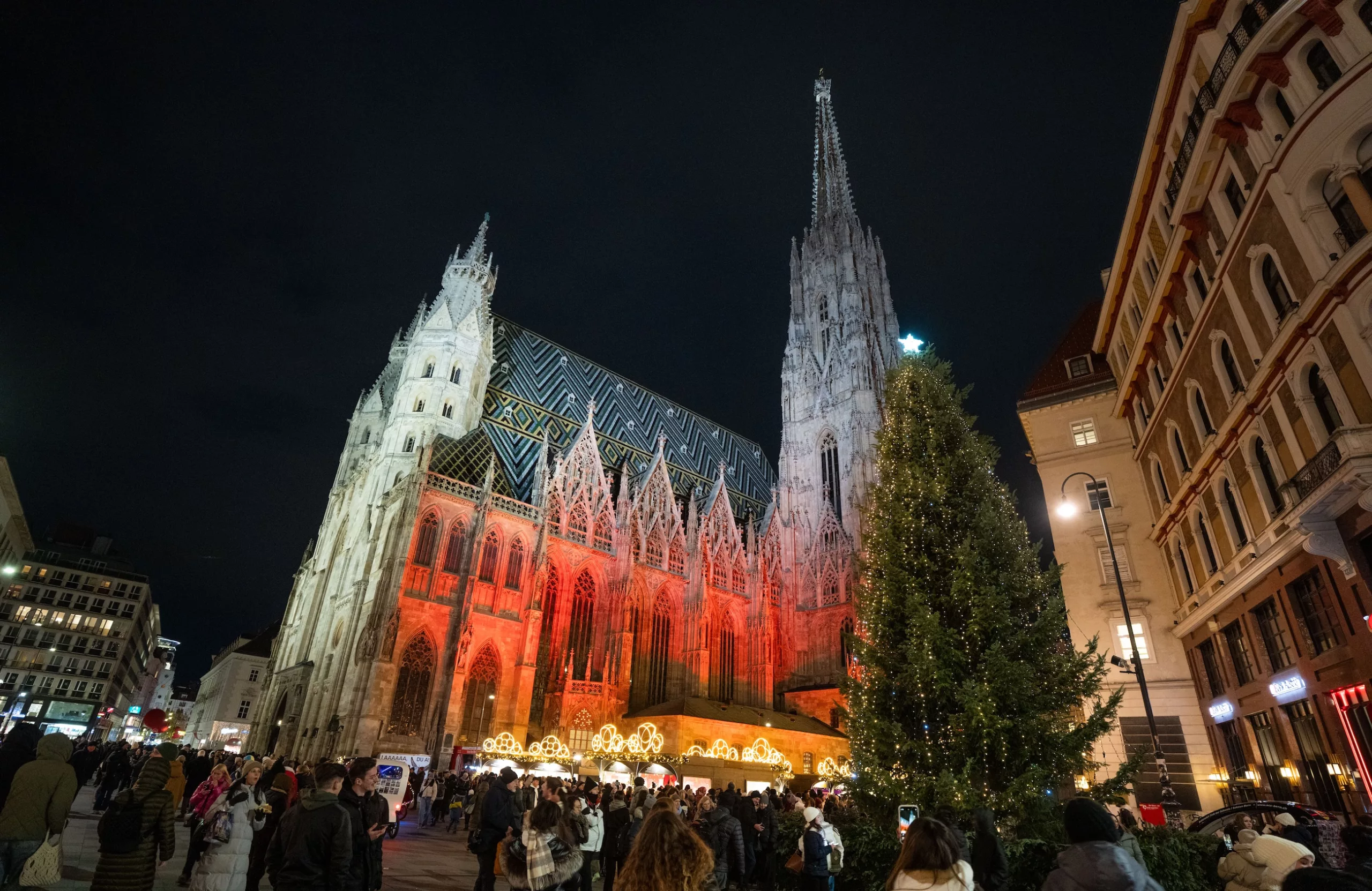 Das Angebot reicht von klassischen Marktständen mit Punsch und winterlichen Speisen bis zu Verkaufsständen mit Kunsthandwerk und Geschenkartikeln.